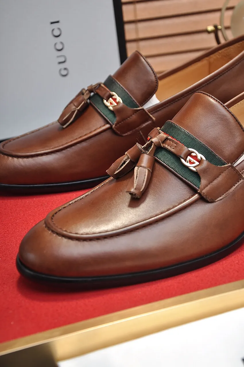 Men's shoes💰500💶Italy's top luxury men's shoe giant (GUCCI) (Gucci) (full cowhide lining) new arrival🍃Original European style🔰 Pleasant to the eye😍In order to make the shoes more durable and non-deformable🌀The production continues to follow traditional methods but there is still no lack of innovation💪Choose original sheepskin for the leather♻️ Smooth and natural And extra bright ⭐Made of imported cowhide, the first choice of rich people 38-45 (45 customized)